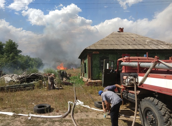 Спасатели локализовали крупный пожар в хуторе Волгоградской области